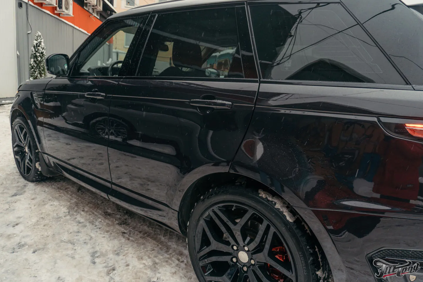 Кузовной ремонт с подбором сложного цвета, окрас дисков в черный глянец и суппортов в красный кэнди на Range Rover